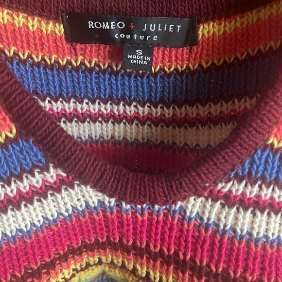 ROMEO + JULIET COUTURE Good Vibes Crotchet Top - Picture 2 of 7